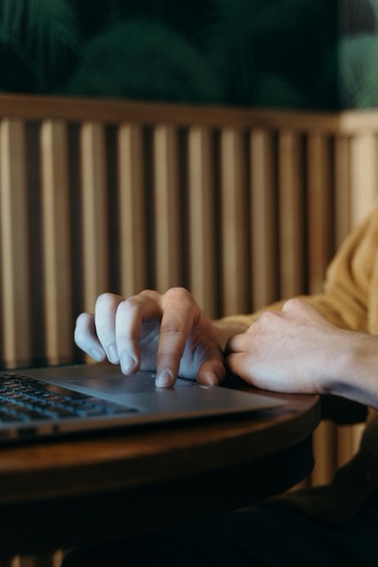 Mains d'un homme utilisant un ordinateur portable