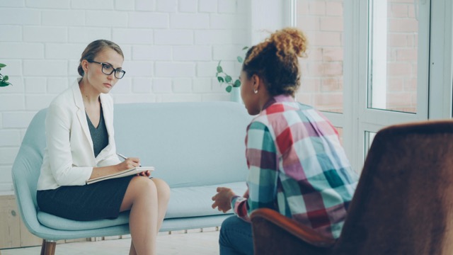 Psychologue en consultation avec une patiente dans un cabinet lumineux