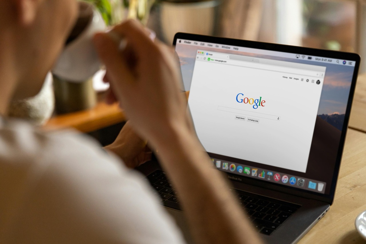 Personne consultant Google sur un MacBook